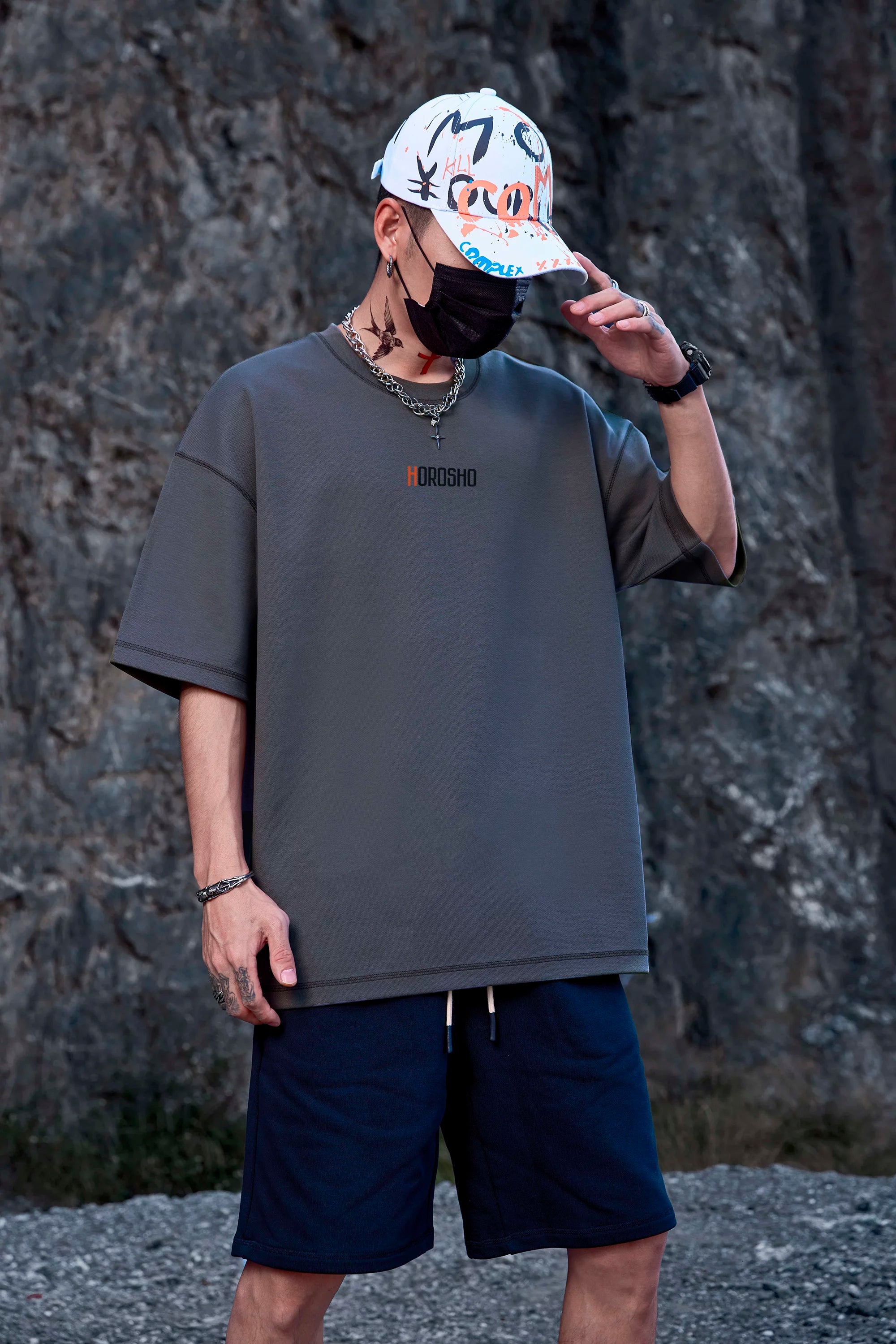 HOROSHO Essential T-Shirt - Urban Style Kombination mit Shorts, Premium Streetwear Look