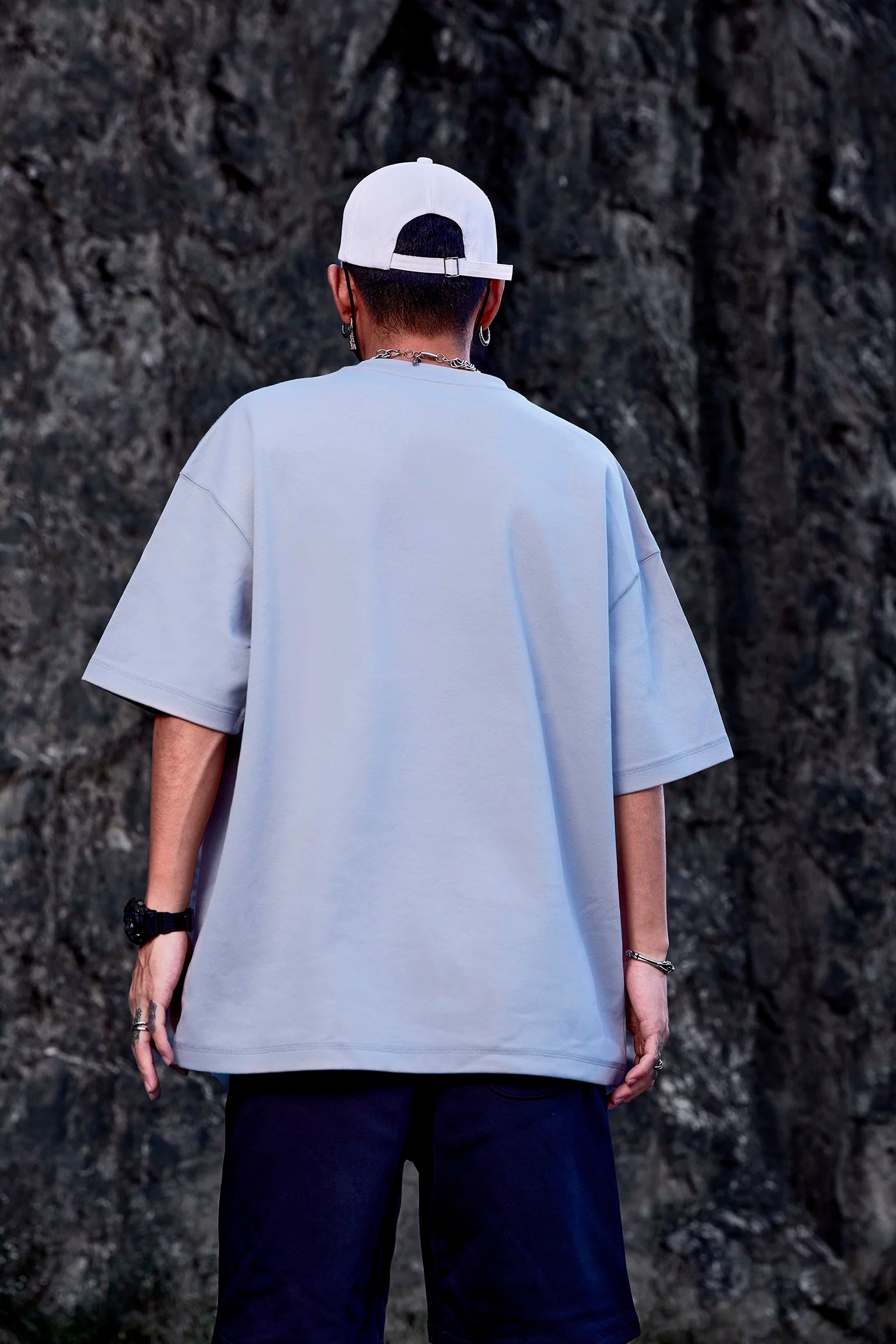 HOROSHO Icy Ash Tee - Streetwear Styling mit Shorts, Urban Fashion Look