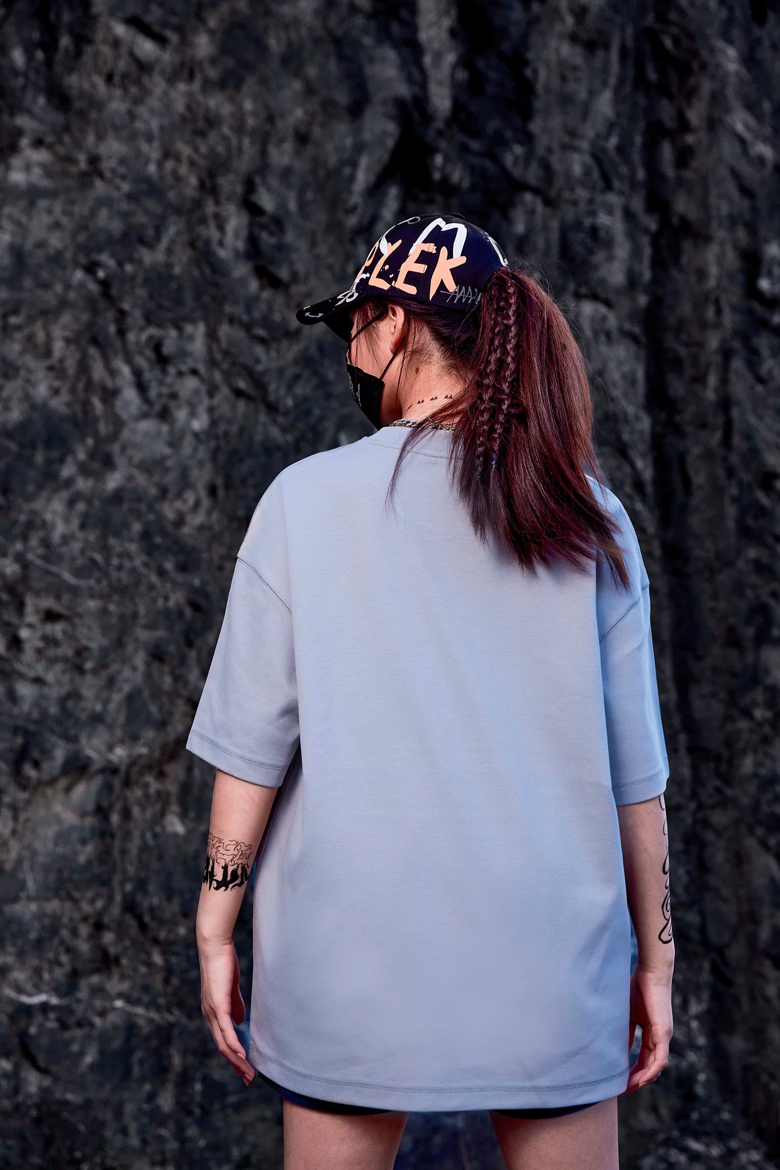 Icy Ash T-Shirt - Hochwertiges Logo-Stickerei Detail, HOROSHO Essential Collection